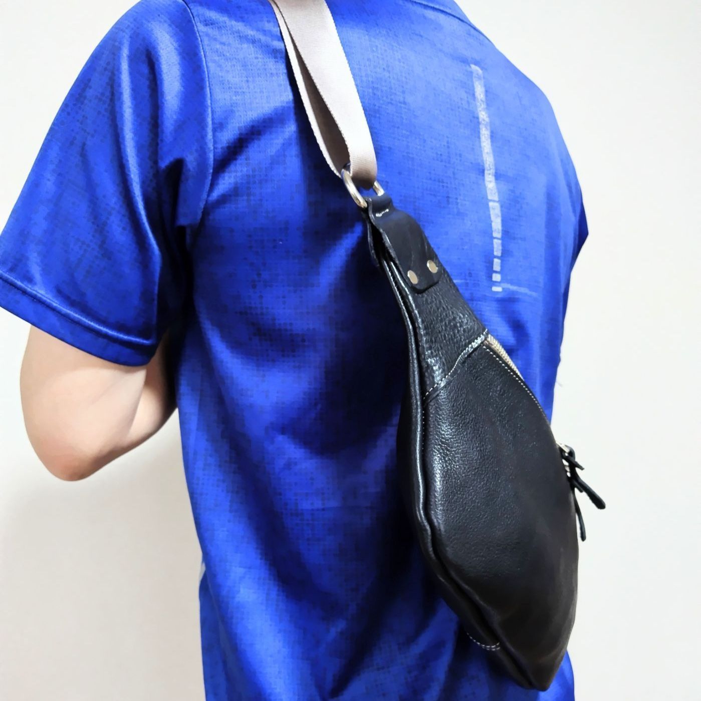 ★匠職人／ハンドメイド★　ヌメ本革　ボディバッグ　キャメル　クリーマー加工　新品 ハンドメイド】ヌメ本革 ボディバッグ クリーマー加工 ブラウン