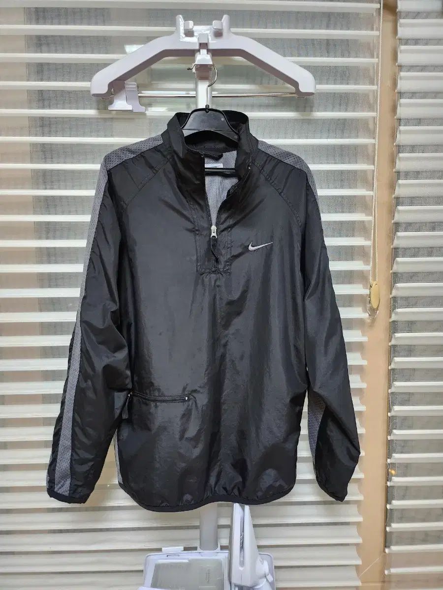 ナイキ ブラック ウィンドブレーカー ハーフジップアップ 105