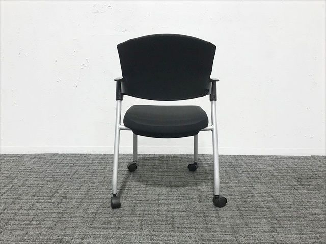 スタッキングチェア 肘付 プロッティ 総張りタイプ キャスター付 コクヨ ブラック