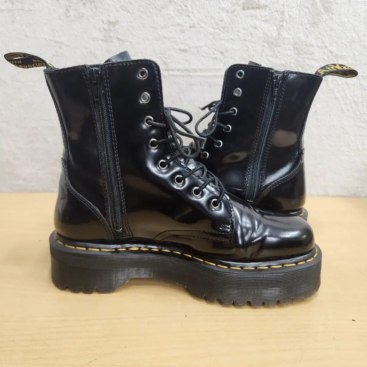 DR. MARTENS