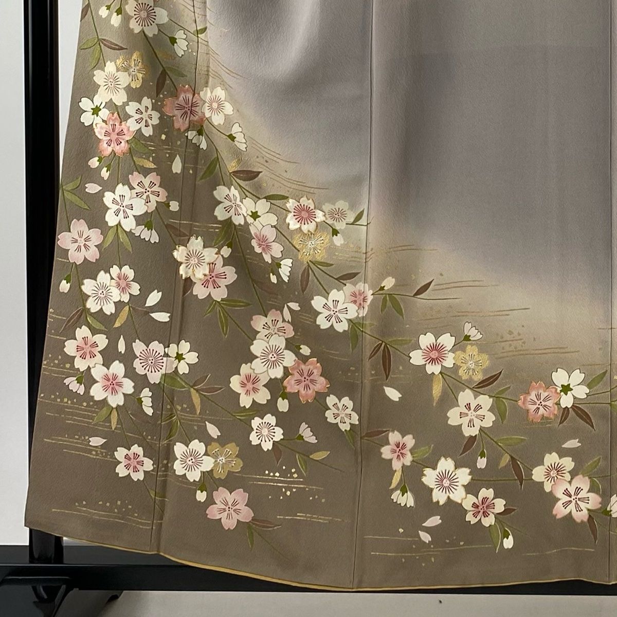 ほぼ美品　花井幸子　振袖　色無地　飾り紋入り　シンプルな縮緬　正絹　濃浅葱色 訪問着 身丈158cm 裄丈63.5cm S 袷 花井幸子 落款 桜 箔散らし柄