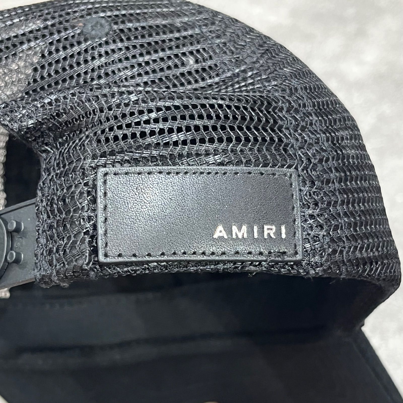 AMIRI 3D刺繍 トラッカーキャップ メッシュキャッ AMIRI - AMIRI アミリ ロゴ刺繍 メッシュトラッカーキャップ
