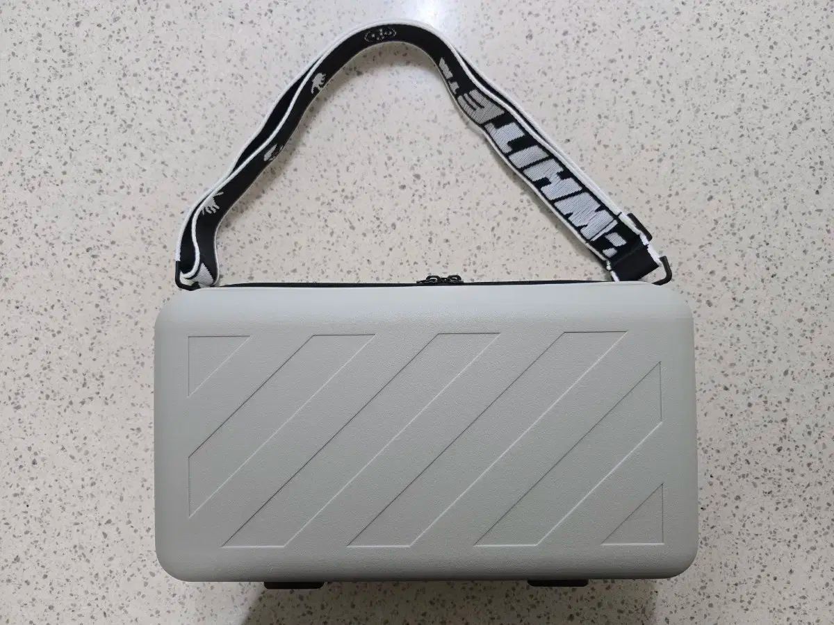 オフホワイト x アモーレ パシフィック 保護 ボックス OFF-WHITE オフ