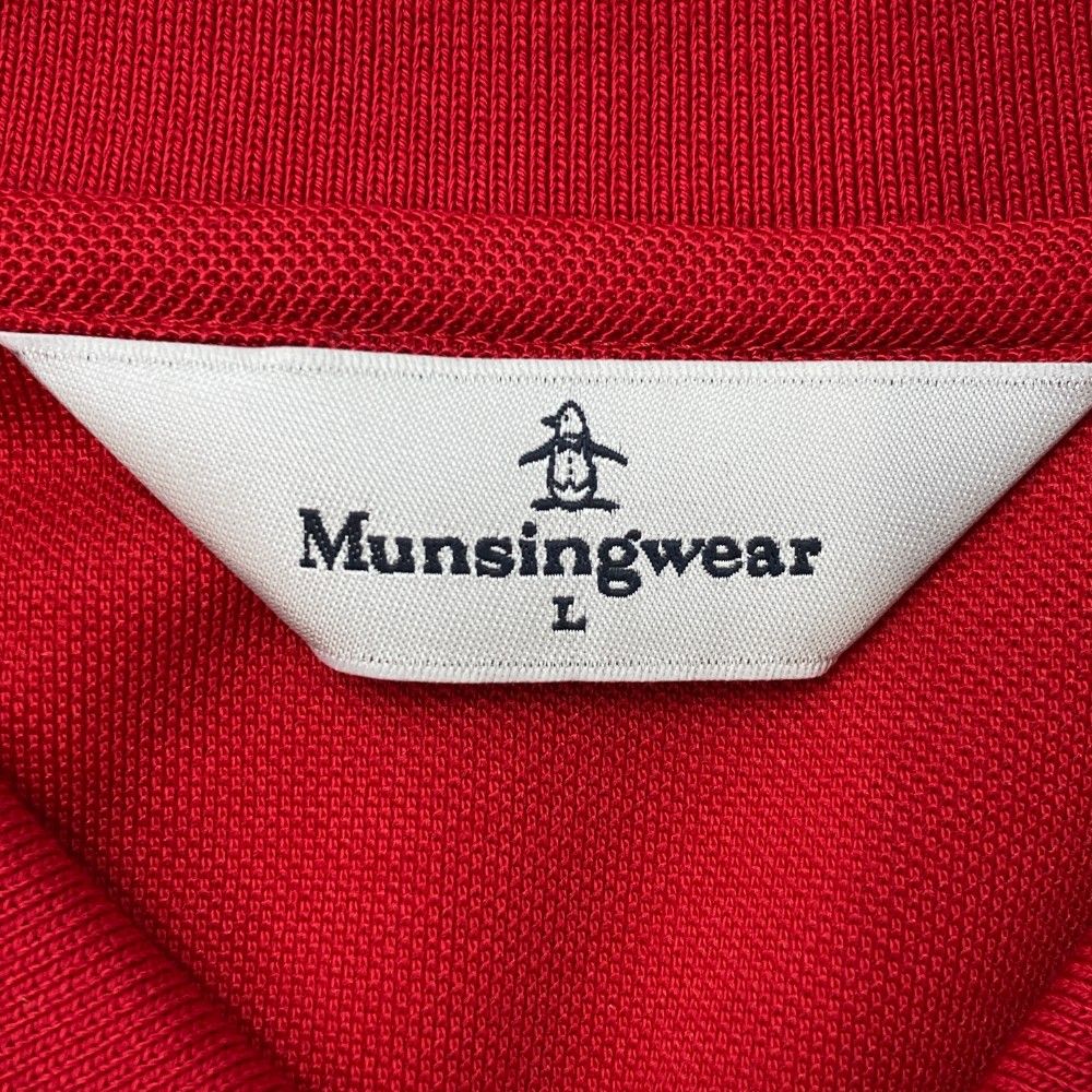 サイズ：L MUNSING WEAR マンシングウェア  半袖ポロシャツ  レッド系 [240101438022] ゴルフウェア レディース ストスト サイズ：L MUNSING WEAR マンシングウェア 半袖ポロシャツ