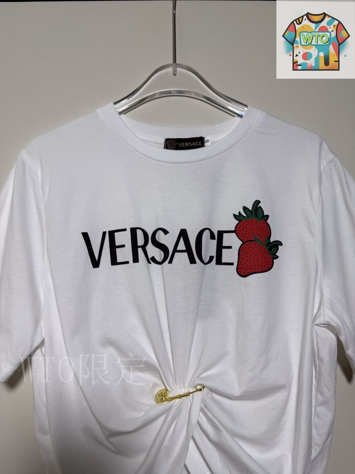 今日特価】VERSACE Strawberry Print Logo Pin-Embellished Crop