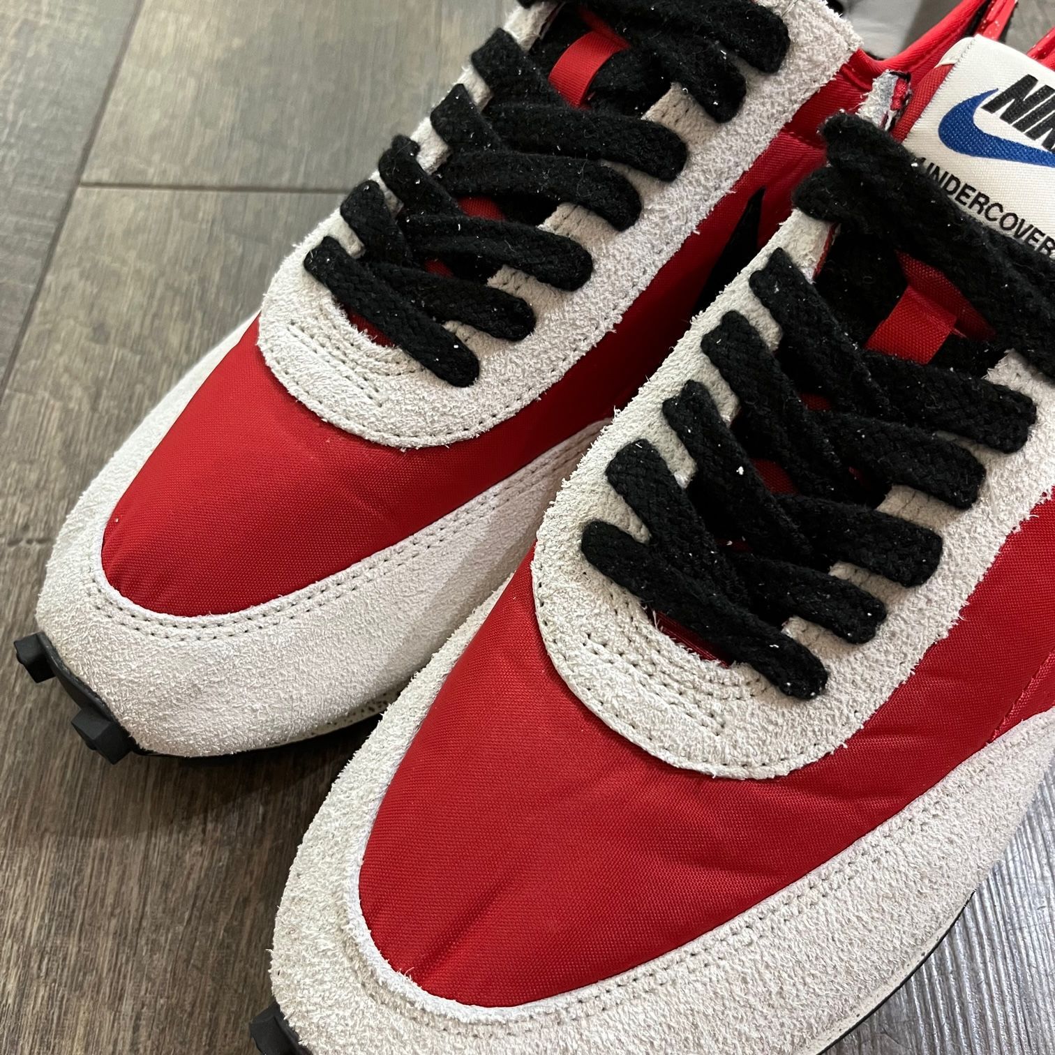 NIKE WMNS DAYBREAK/UNDERCOVER UNIVERSITY RED コラボ ナイキ 