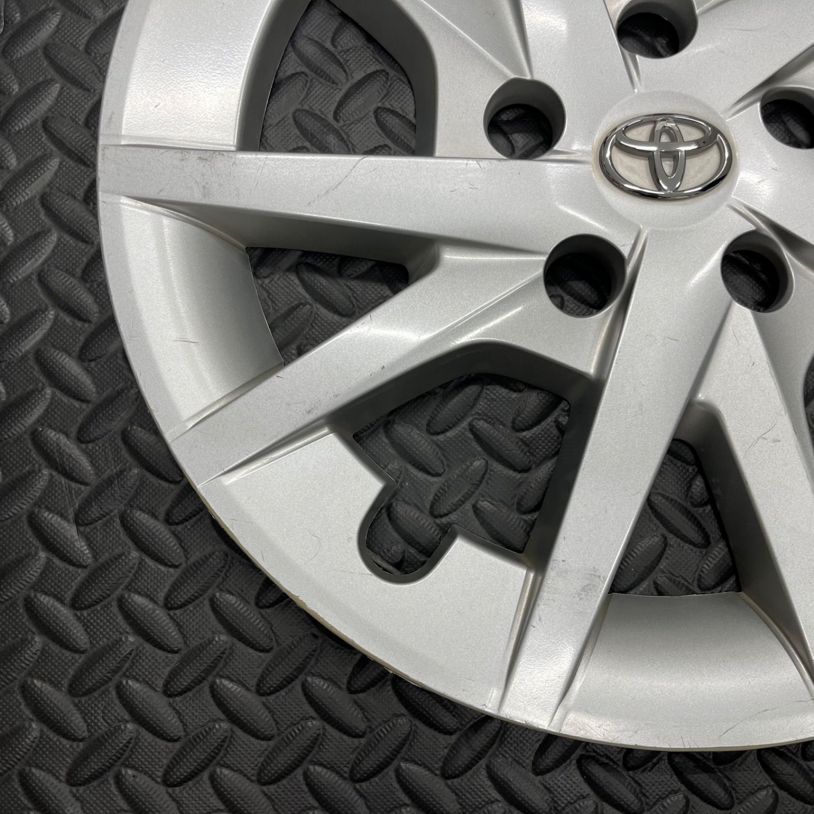 【中古】トヨタ　プリウスα 純正ホイールキャップ ホイール・16インチ中古トヨタプリウスα純正ホイールキャップ4枚
