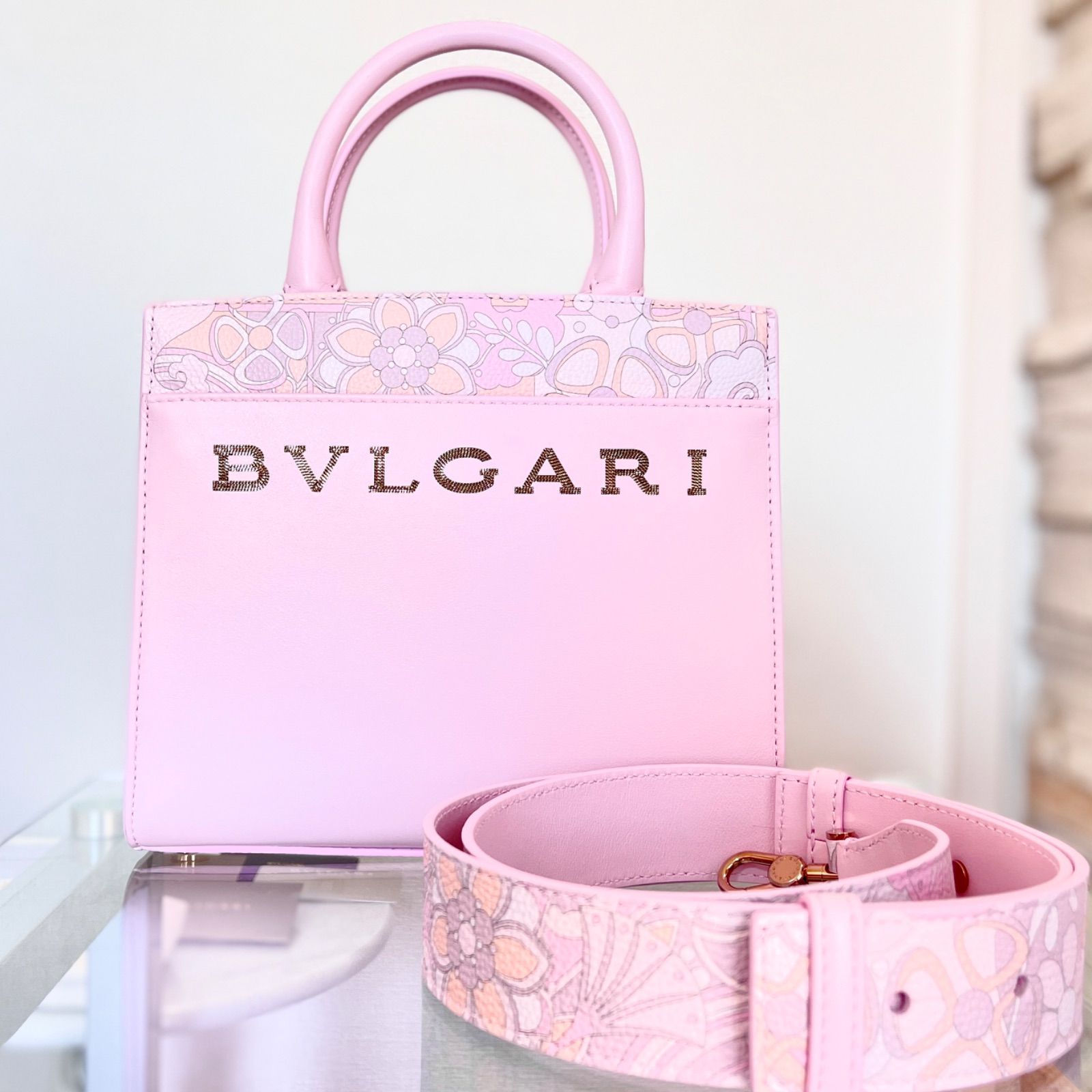 ほぼ新品・BVLGARI ロゴトートバック-