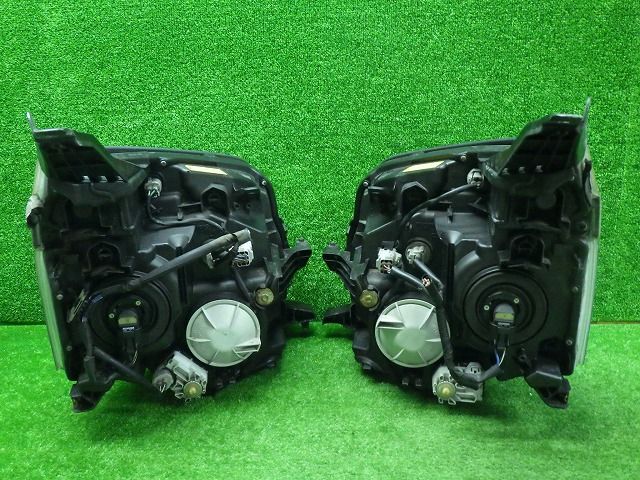 ヴォクシー 前期 ヘッドライト左右 ZRR70/75 HID 28-203 V8 バラスト付