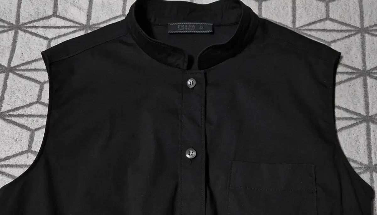 希少 PRADA 上質 デザイン ノースリーブ シャツ ブラック 希少 PRADA 上質 デザイン ノースリーブ シャツ ブラック - メルカリ
