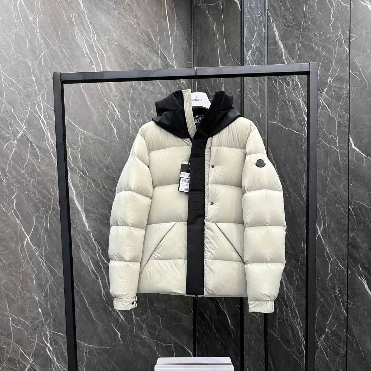 MONCLERモンクレール 白い短い男性｜本日限定特価｜新品未使用