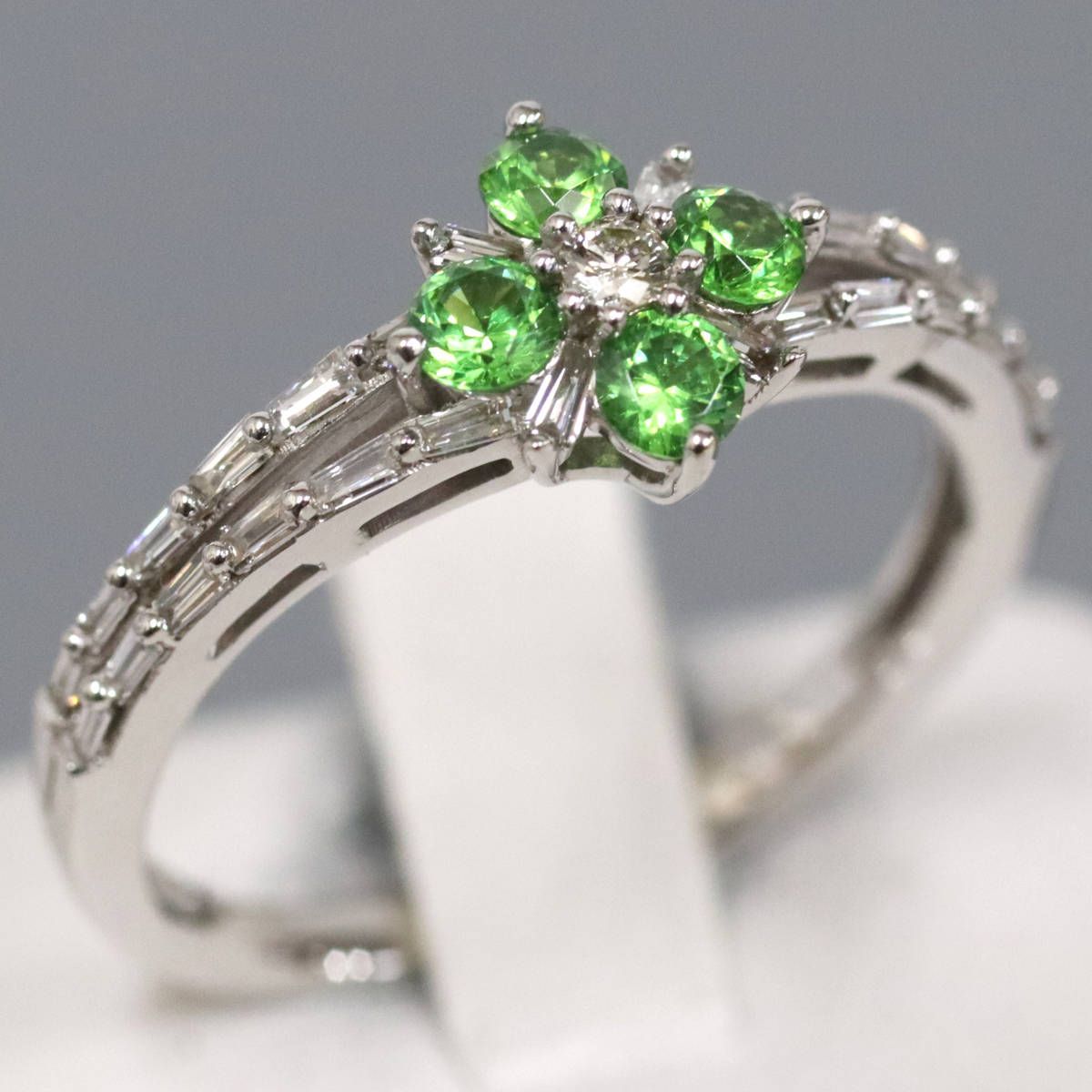 18K/750エメラルドダイヤモンドペンダントトップ 靴モチーフ E0.45 D0  