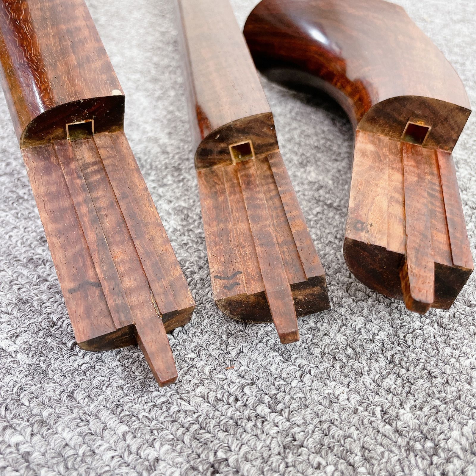 高級 三味線 綾杉胴 紅木 三本継棹 中棹 二枚溝 金細 東サワリ 皮破れあり 細棹三味線 綾杉胴 トチ紅木 二本溝 金細 東さわり 和楽器 - メルカリ