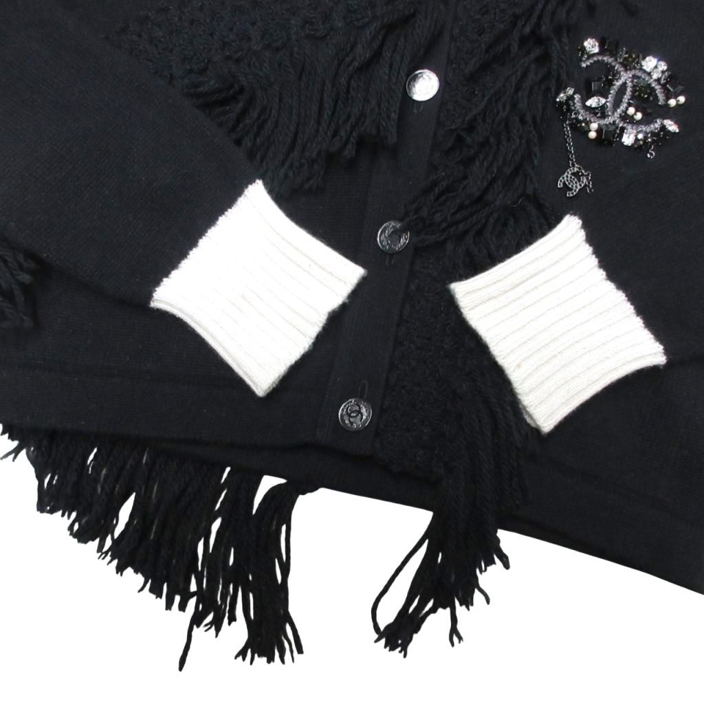 シャネル　装飾ボタン付き黒ニットカーディガン 2点セット シャネル CHANEL 希少 レア 06A カシミヤ100% ココマーク