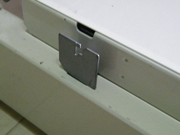 オカムラ製 H150cm×W90cm 単体片面3段エンド什器 背面ネットタイプ 