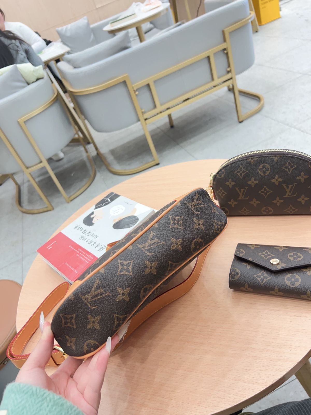 近日完売★LV★ クロワッサンPM バッグ クロワッサンの形！？とても可愛らしいルイヴィトンのバックをお