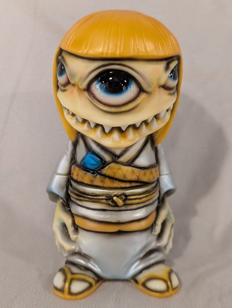 かっこわらい雑貨店 よしこ ブルーグレー髪 モカブラウン着物 黄緑帯