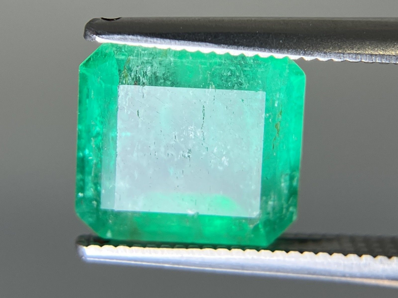 天然エメラルド　9.37ctルース エメラルド 天然 2.979ct 中央宝石ソーティング付き 9.55㎜×8.83
