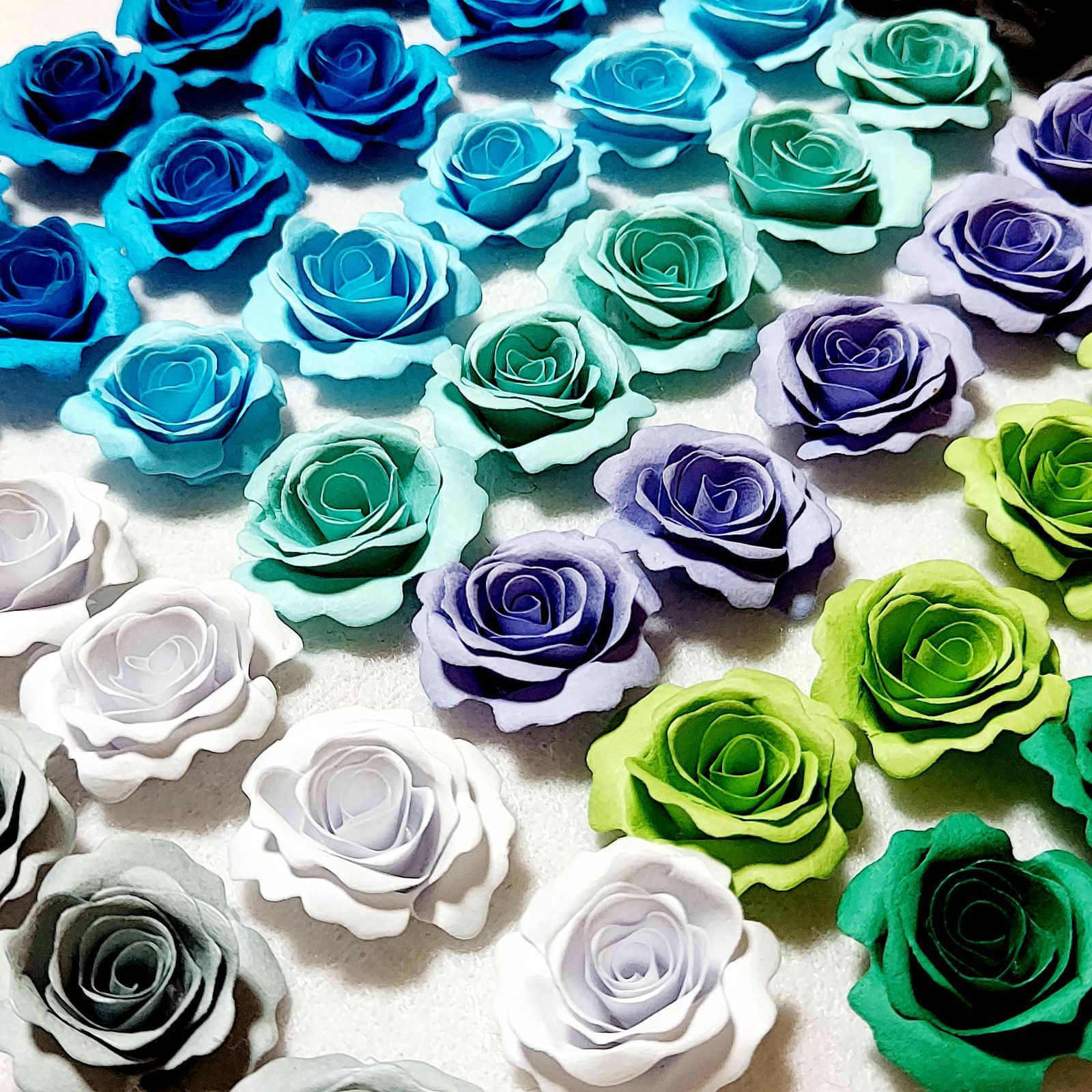 メルカリshops ペーパークイリング デコレーション花 バラ 10色 50個 青系統 簡単取り付け