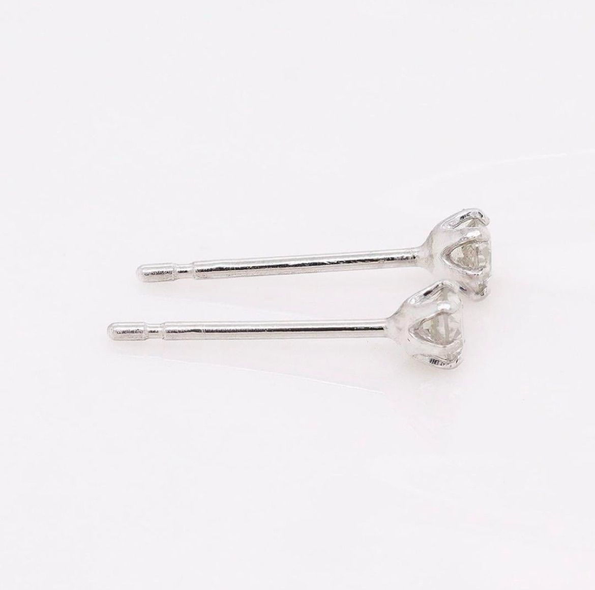 A14【ギフト箱無料】プラチナ Pt900 ダイヤモンド 小ぶり ピアス A14【ギフト箱無料】プラチナ Pt900 ダイヤモンド 小ぶり ピアス