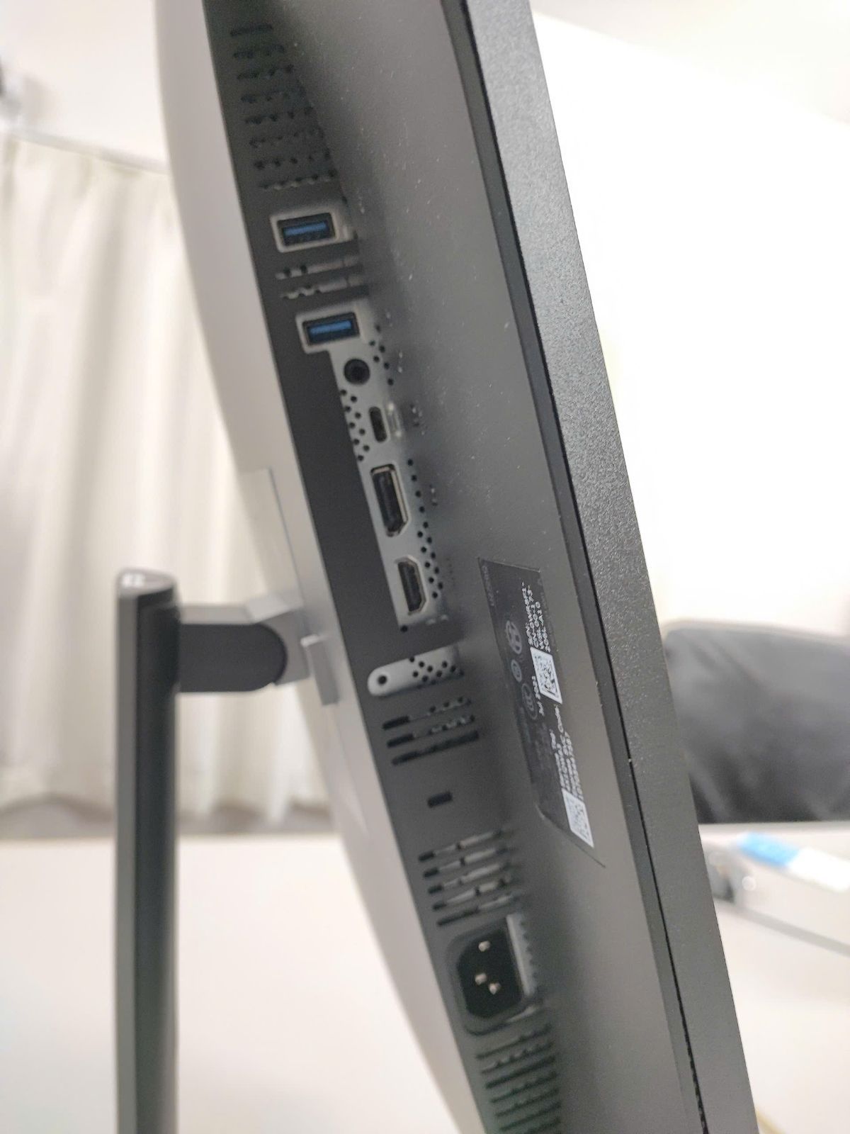 セット品 HP Z4G4 Workstation Xeon W-2223 3.60GHz 8 CPUs 16GBメモリ M.2 SSD 500GB 1TB HDD A2000 | DELL U2720Q 27インチ 4K HDR対応液晶ディスプレイ VETTDRUCK_DE