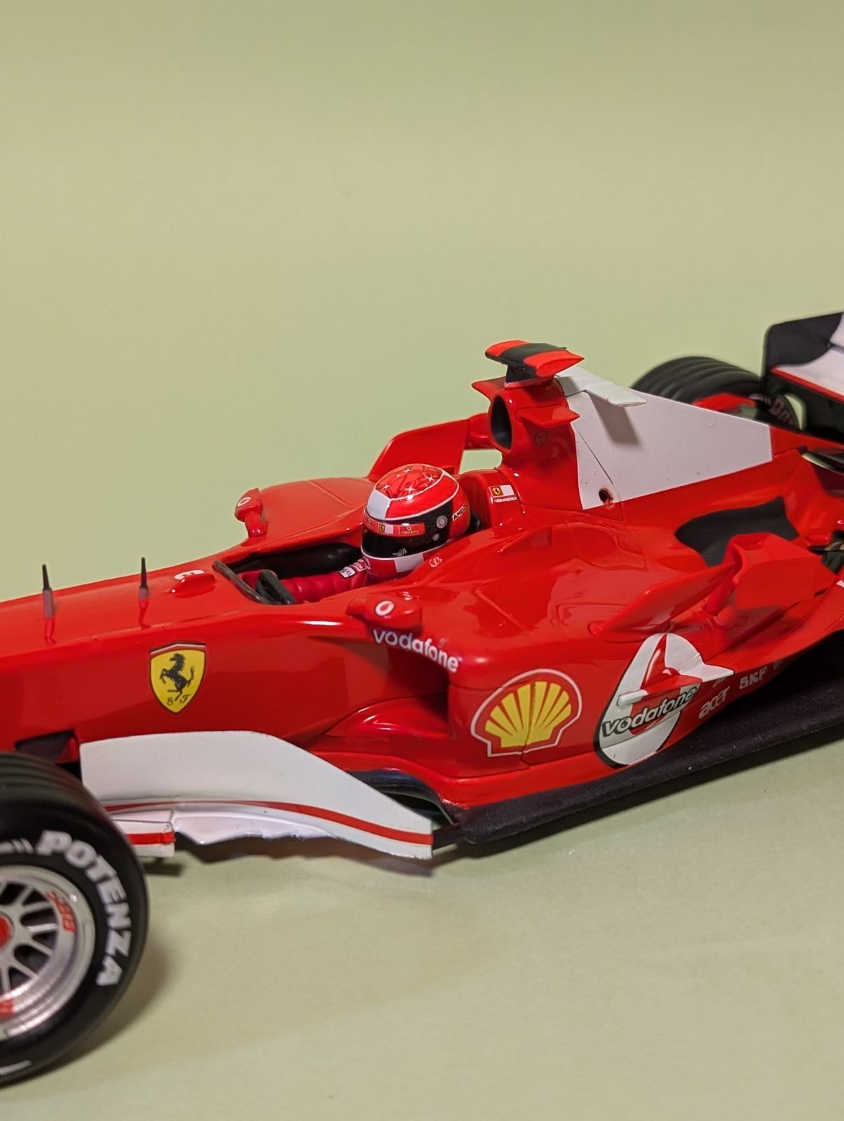 苦戦の1年…1/18 マテルフェラーリF2005 シューマッハ - メルカリ