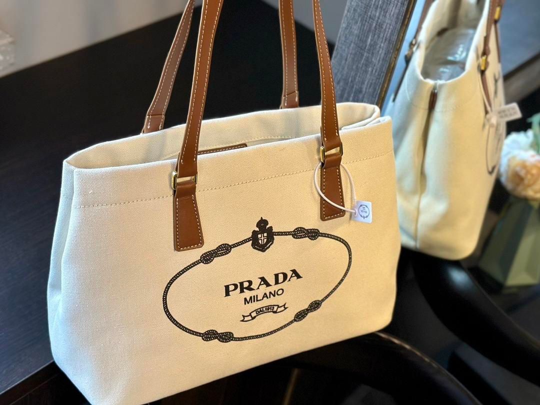 PRADAプラダの通勤必須のキャンバスショルダーバッグ