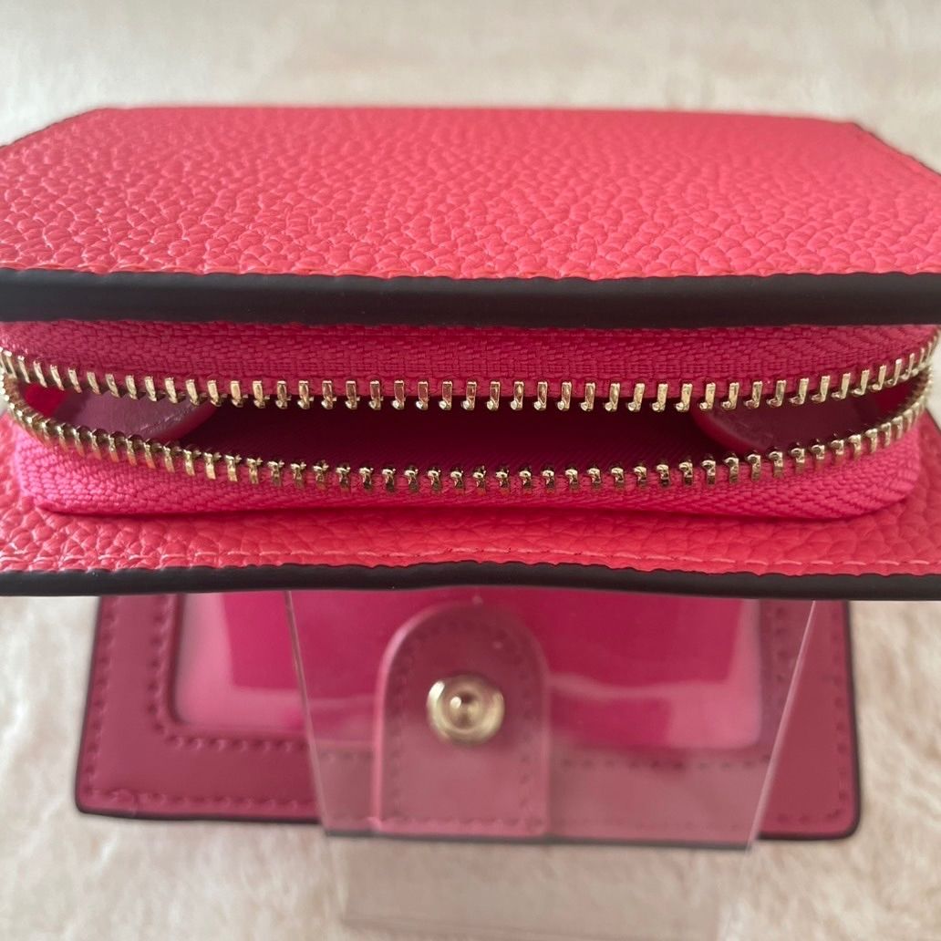 ★すぐ届く★【COACH X PEANUTS】スナップ ウォレット・ルーシー COACH OUTLET｜【COACH X PEANUTS】スナップ ウォレット