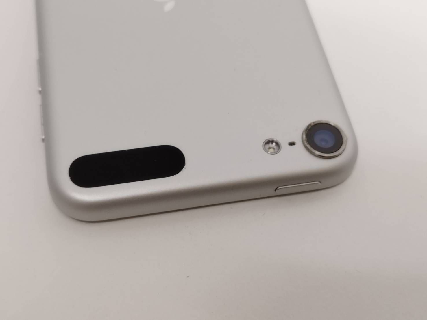 iPod touch 第7世代/32GB/A2178/シルバー〈MVHV2J/A〉 - メルカリ