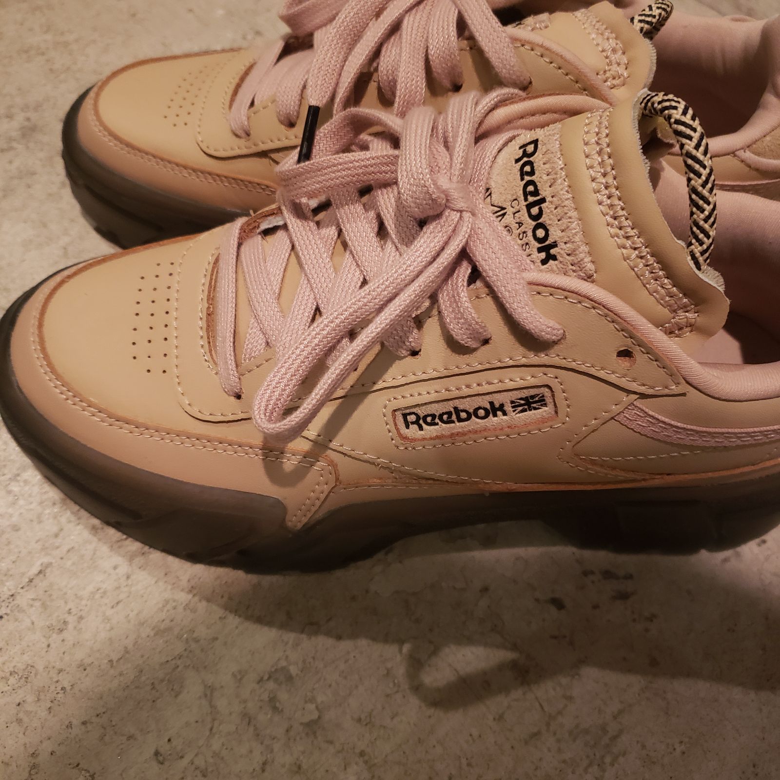 未使用品&レア【 Reebok リーボック スニーカー 23センチ レディース】 スニーカー レディース 23センチ Reebok リーボック ベージュ ご