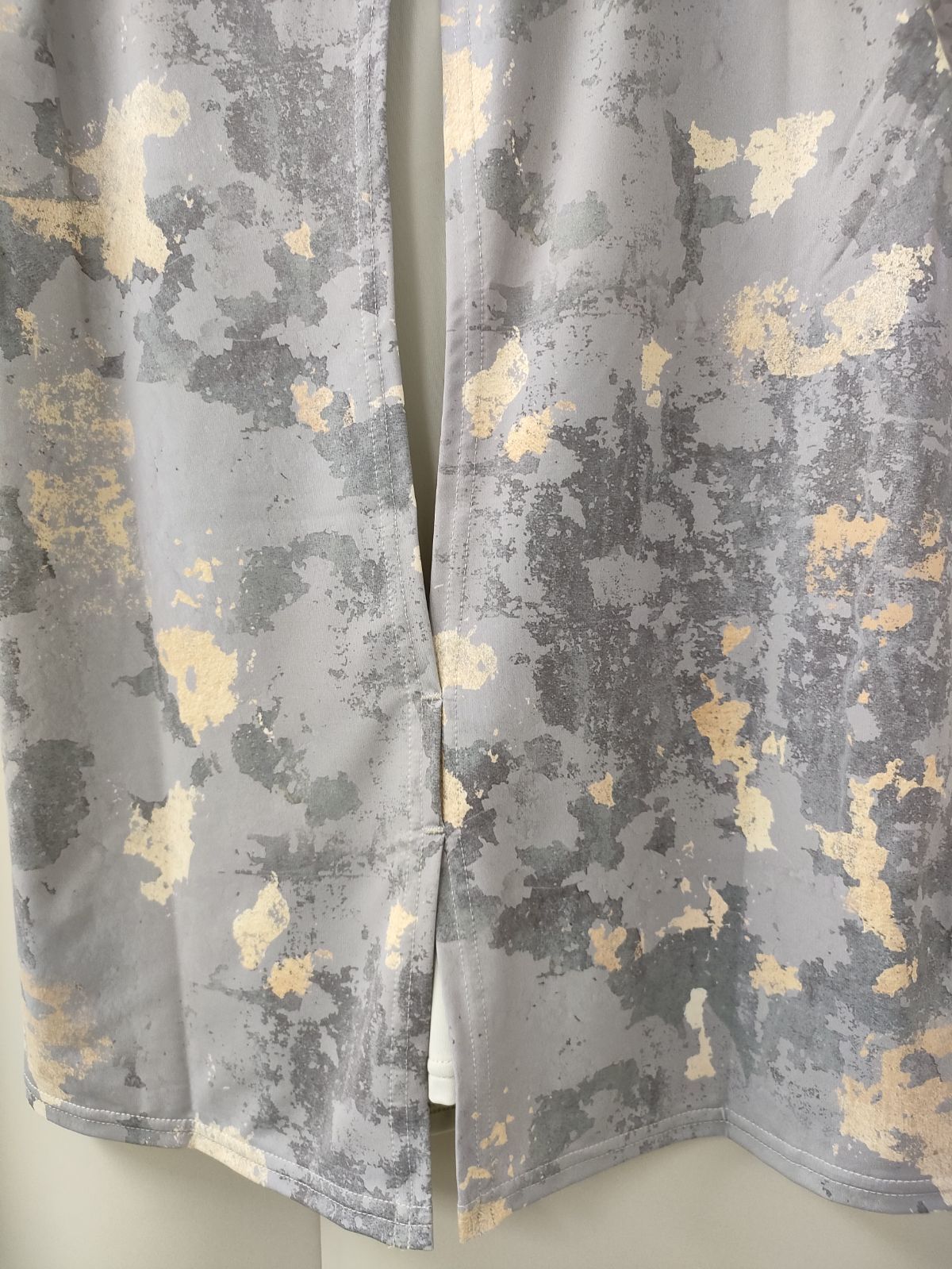 バックスリットグラフィックTEE ベージュ