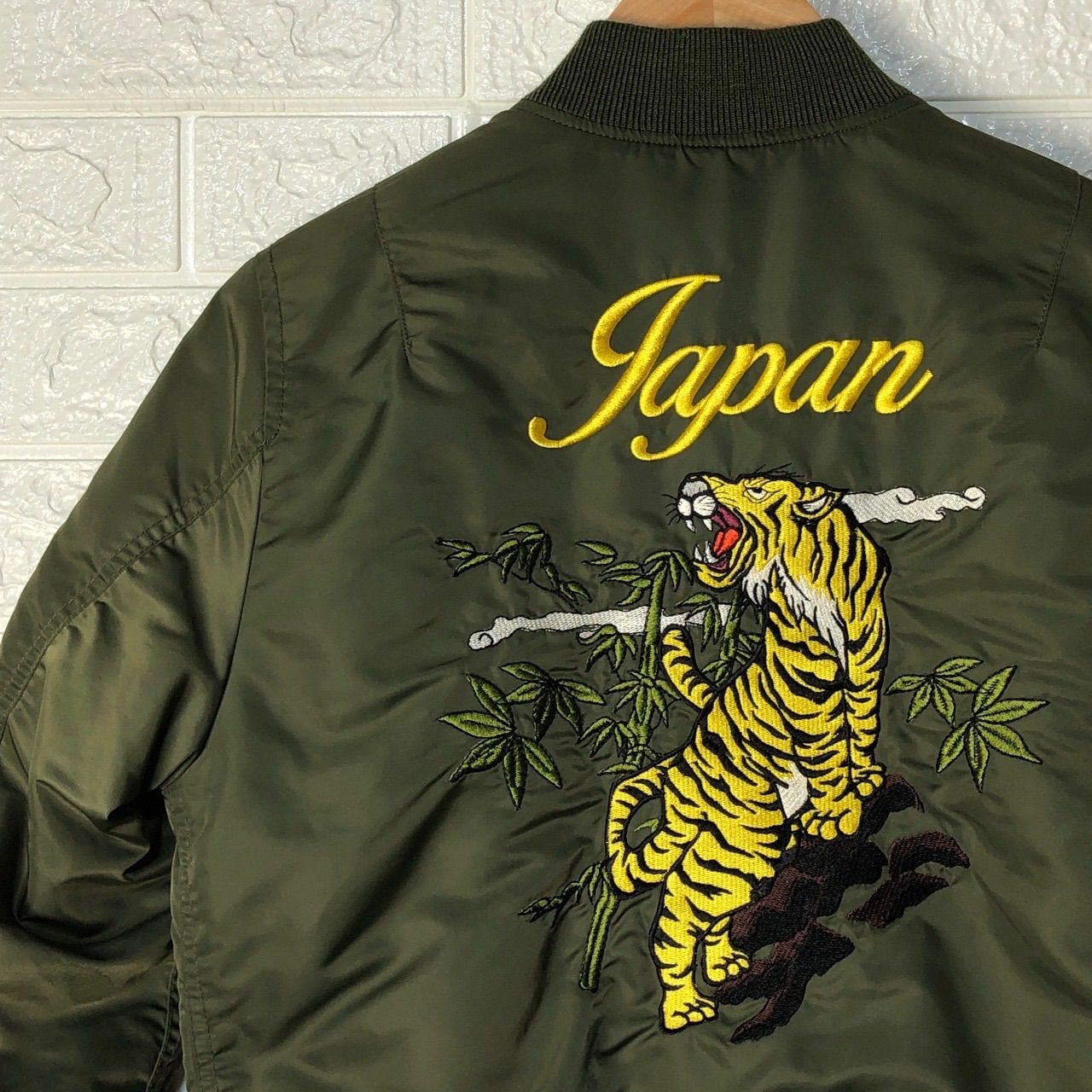 MA-1 虎 刺繍 ALPHA INDUSTRIES MAー1 フライトジャケット 虎 龍 刺繍 柄の