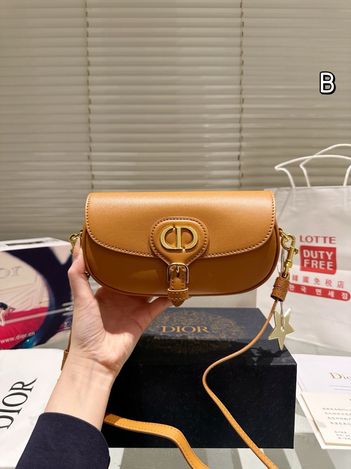 DIOR直営】1点のみ！ミディアム DIOR BOBBY バッグ キャメル