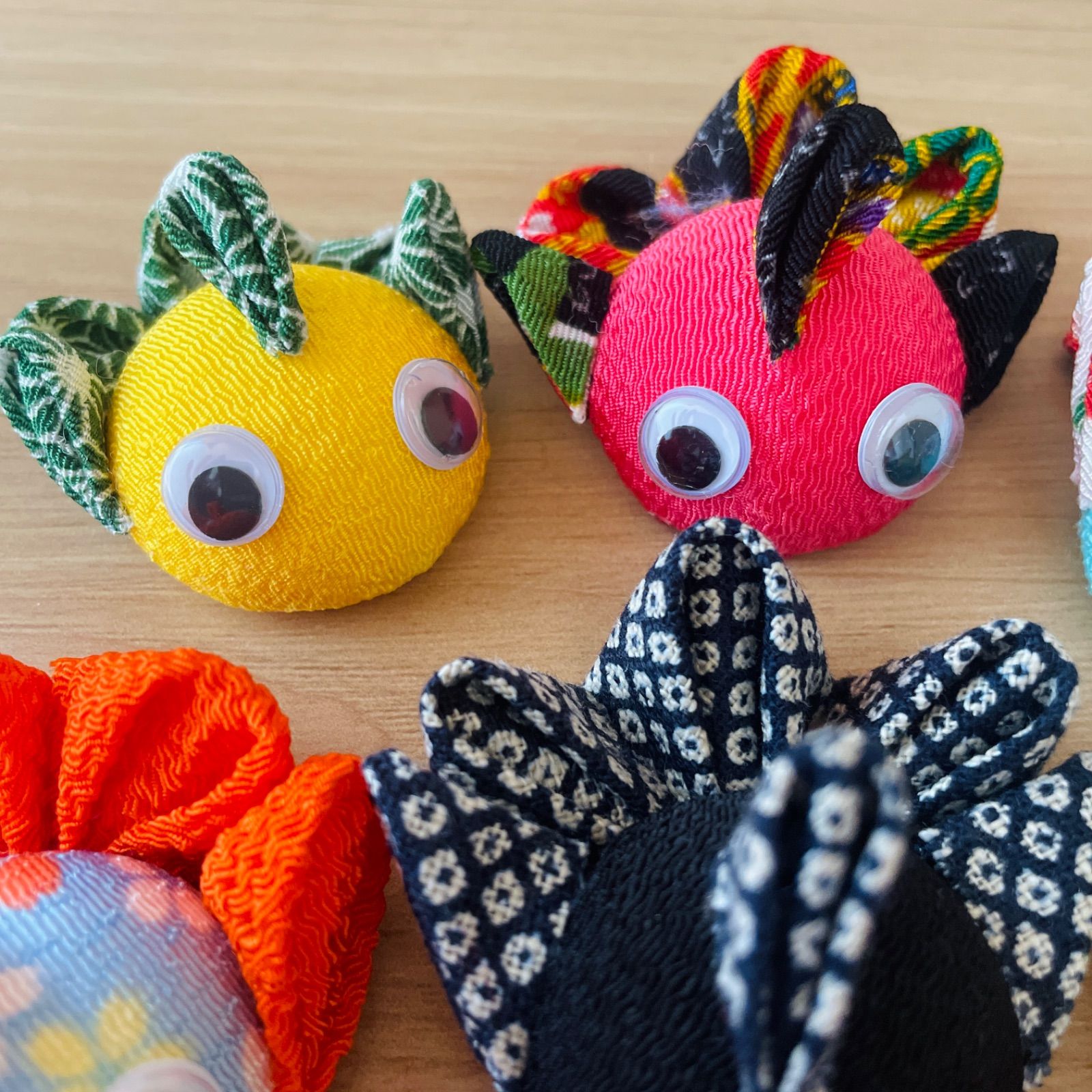 【ちりめん細工】ハンドメイド つまみ細工風の椿 針と糸を使って簡単に作ってみました