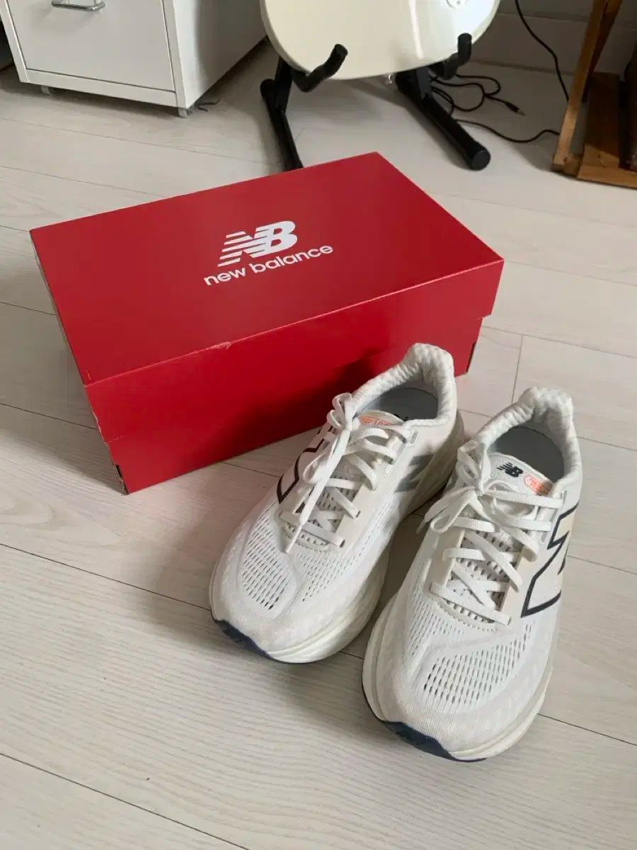かっこいいですよね New Balance ニューバランス ランニングシューズ 1080v14 白 245 S レベル