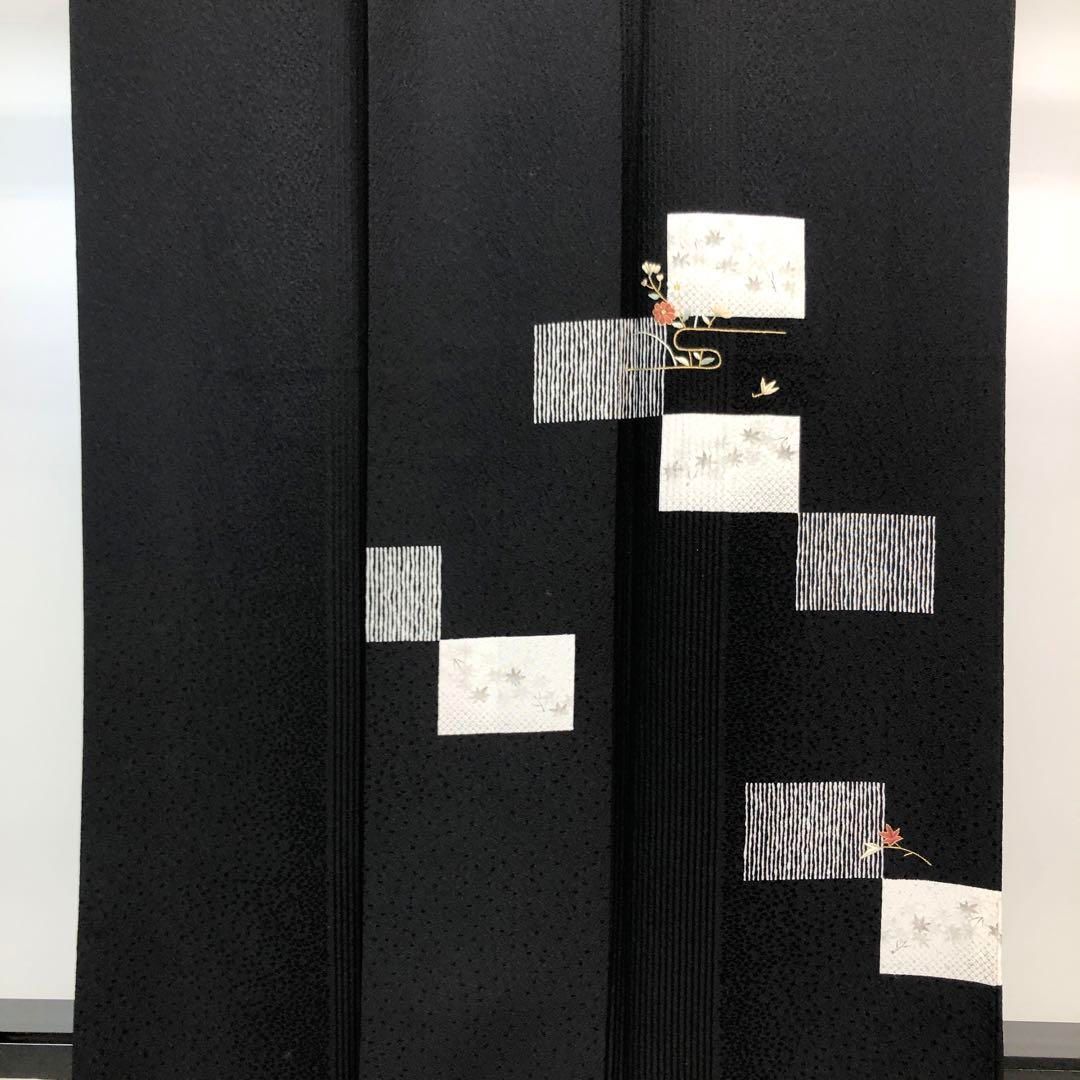 ☆ 付下げ 四角に刺繍の花模様 黒色 縮緬 ガード加工 しつけ糸 K-4399 付下げ 四角に刺繍の花模様 黒色 縮緬 ガード加工 しつけ糸 K-4399