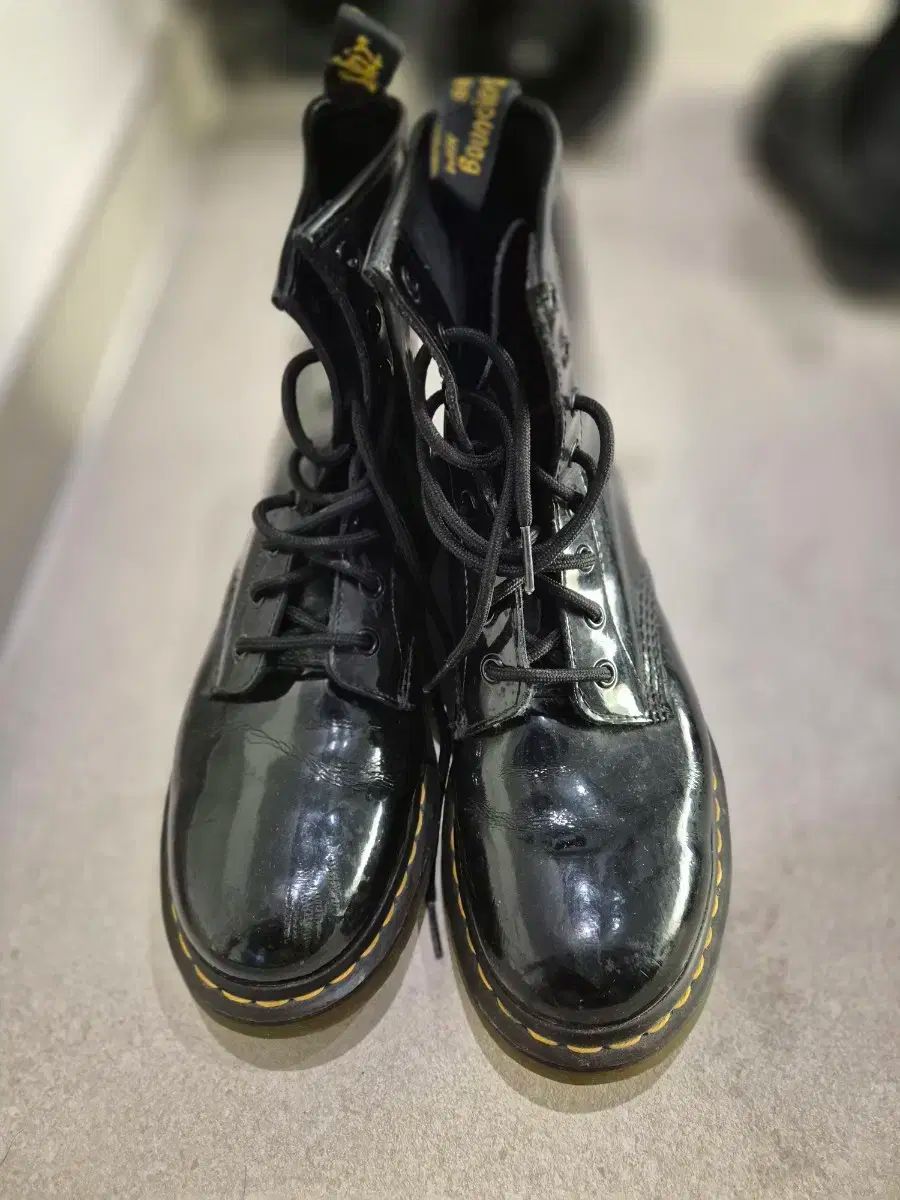 DR. MARTENS