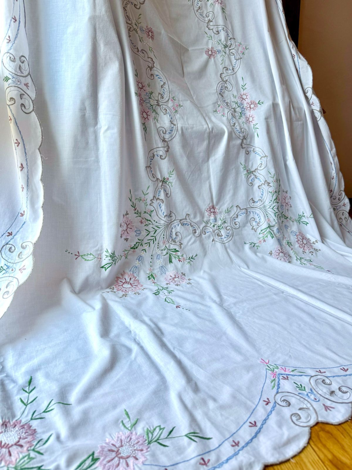 フランス 花刺繍の大きな古いブロドリークロス テーブルクロス