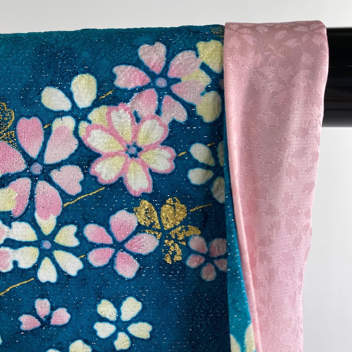 美品 蝶々と花模様 桜 菊 青緑色 金通し 金彩 袷 正絹 振袖・襦袢セット 成人式振袖レンタル・常磐色 緑系 暈し染め 駒刺繍 金彩 桜 蝶