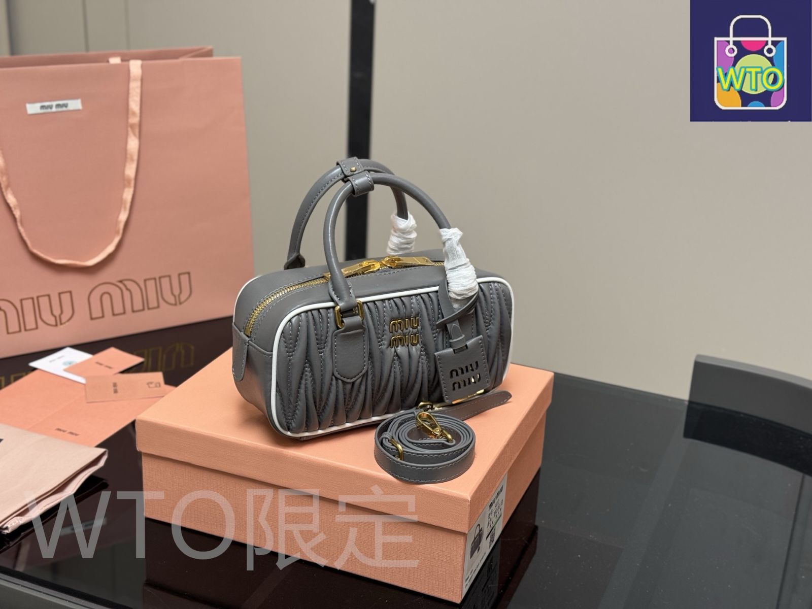 ミュウミュウボウリングバッグ 洗練された印象を導く、Miu Miuの「ボウリングバッグ」by 泉