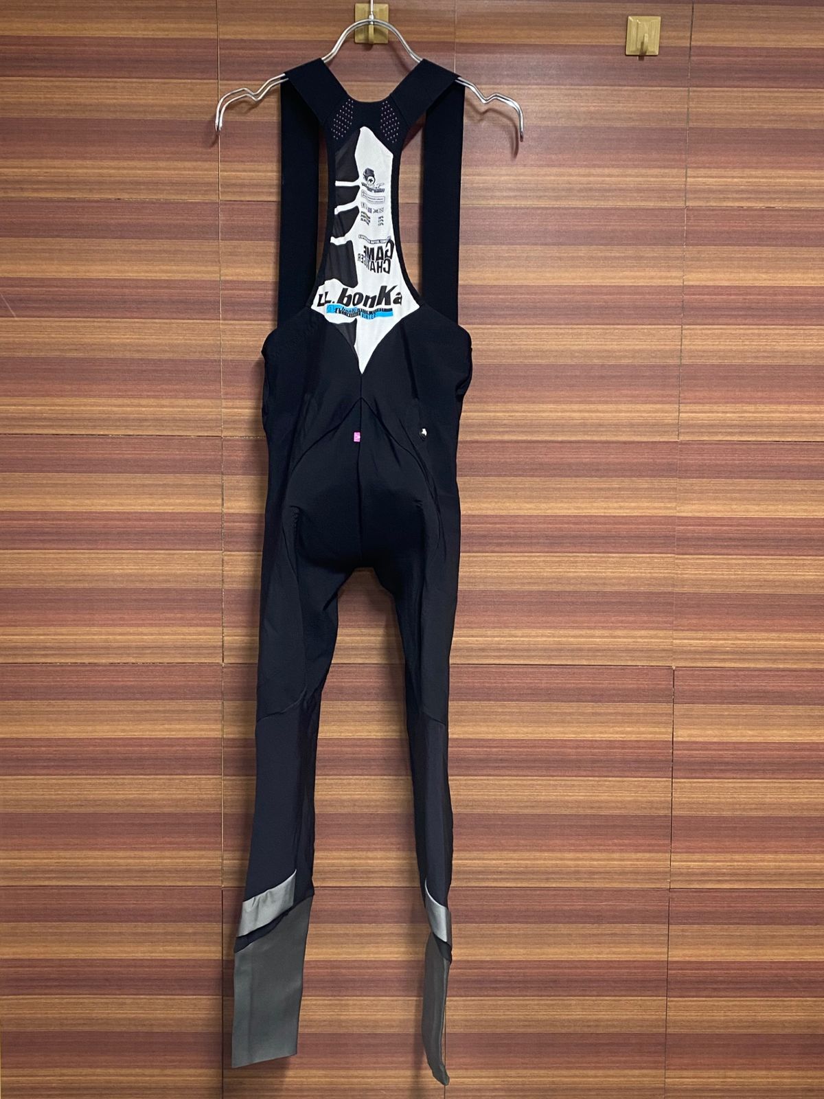 黒 M