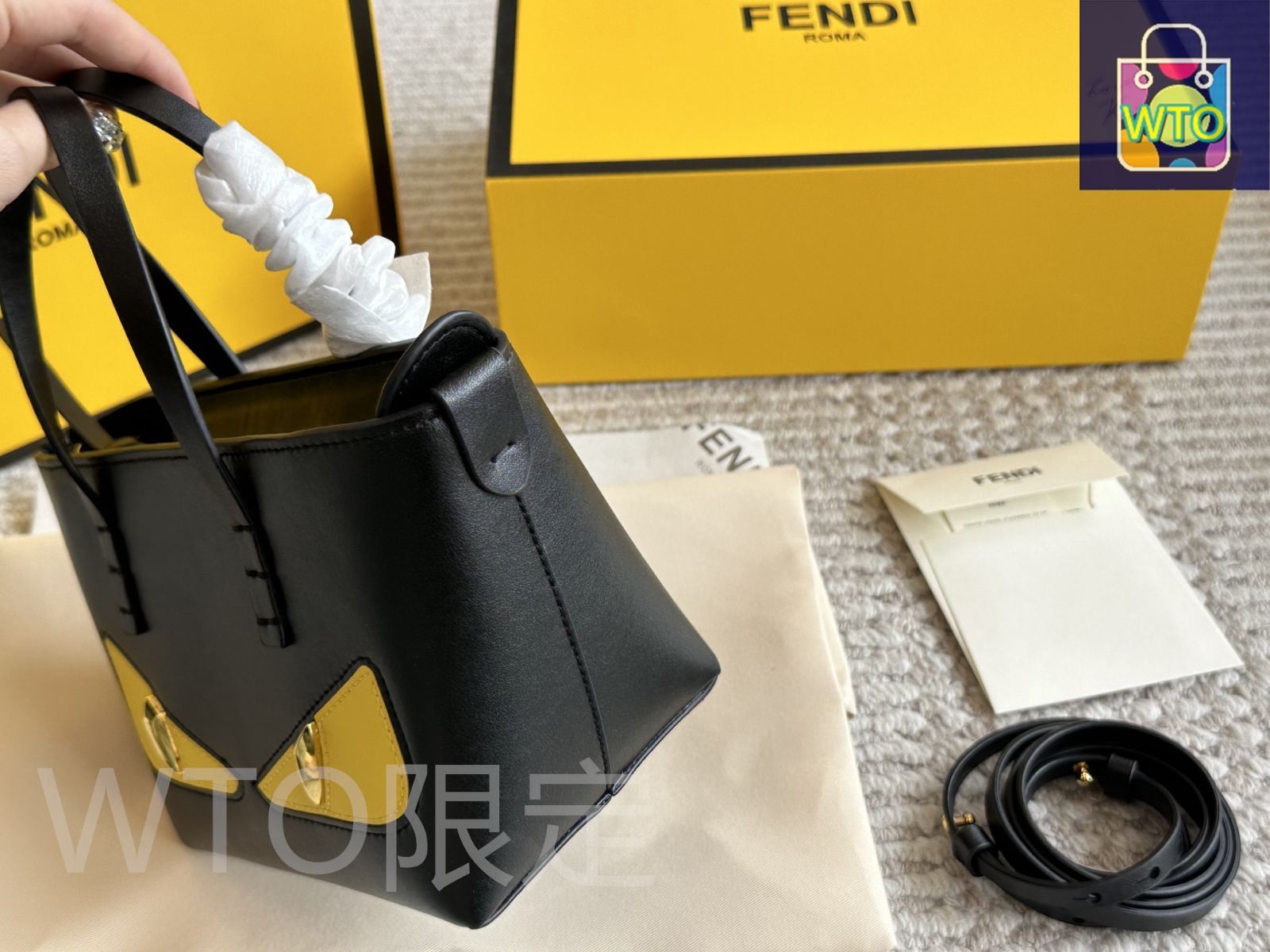 今日特価】Fendi フェンディ ミニモンスター クレセントトート