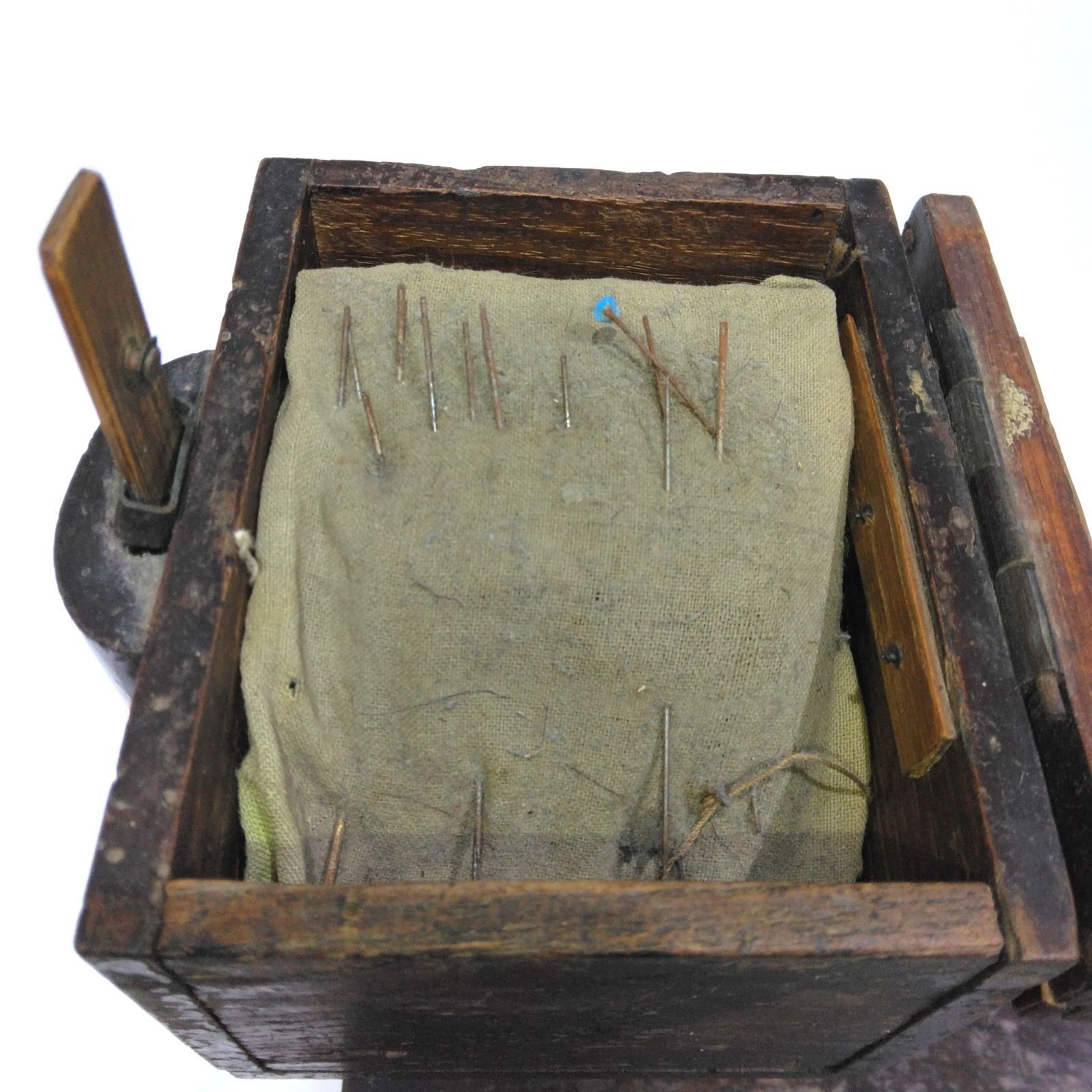 古い裁縫箱  引き出しの画像 明治 大正期 裁縫箱 裁縫道具付き 古道具 引き出し付き