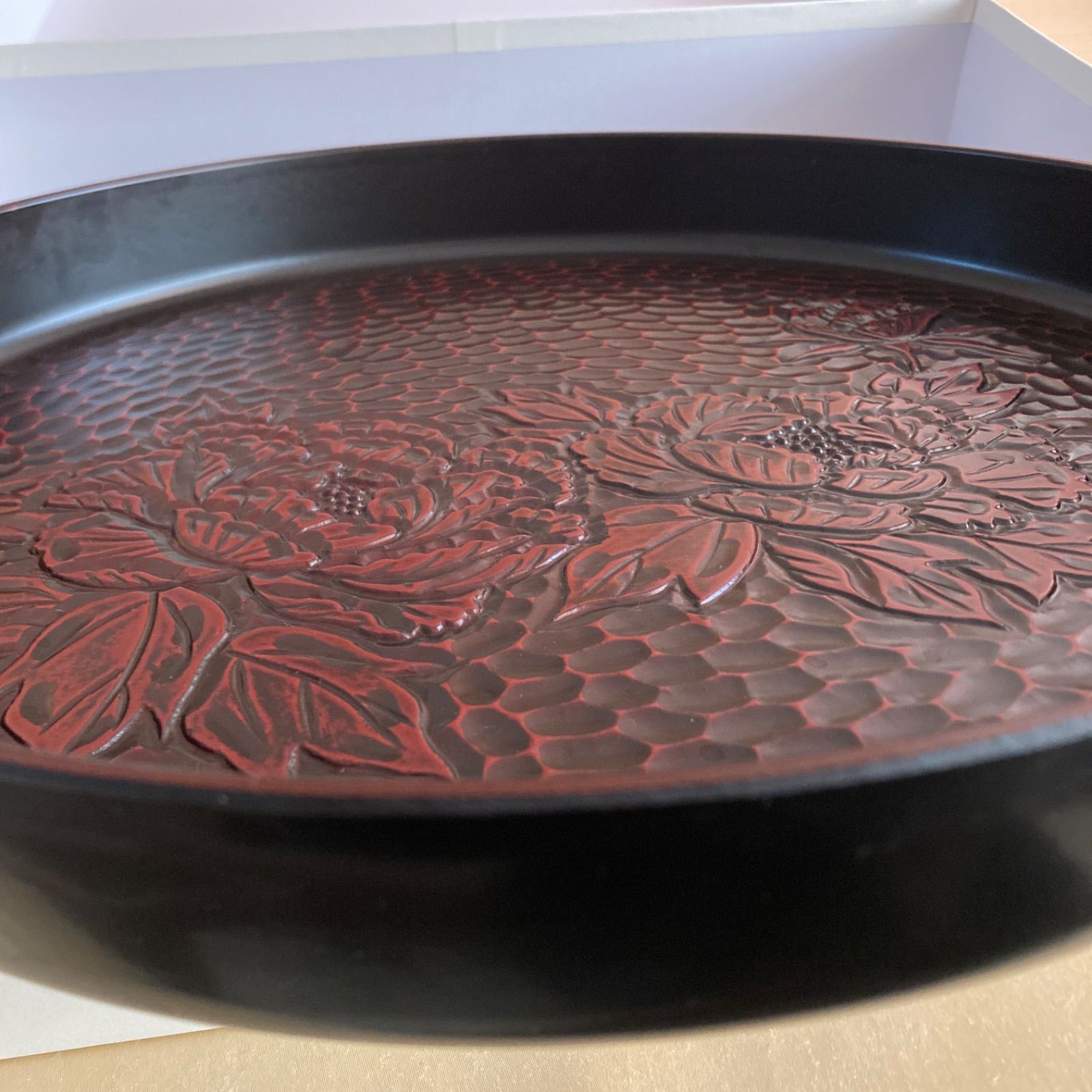 中古] 昭和レトロ きれいな彫りの丸盆 お盆 茶盆 おぼん トレー