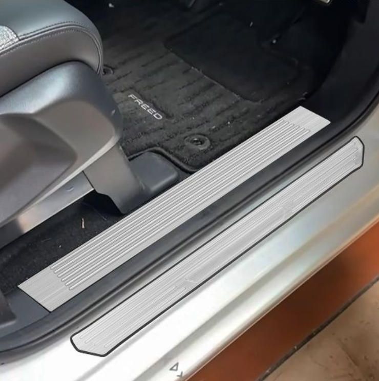 内側スカッフプレート