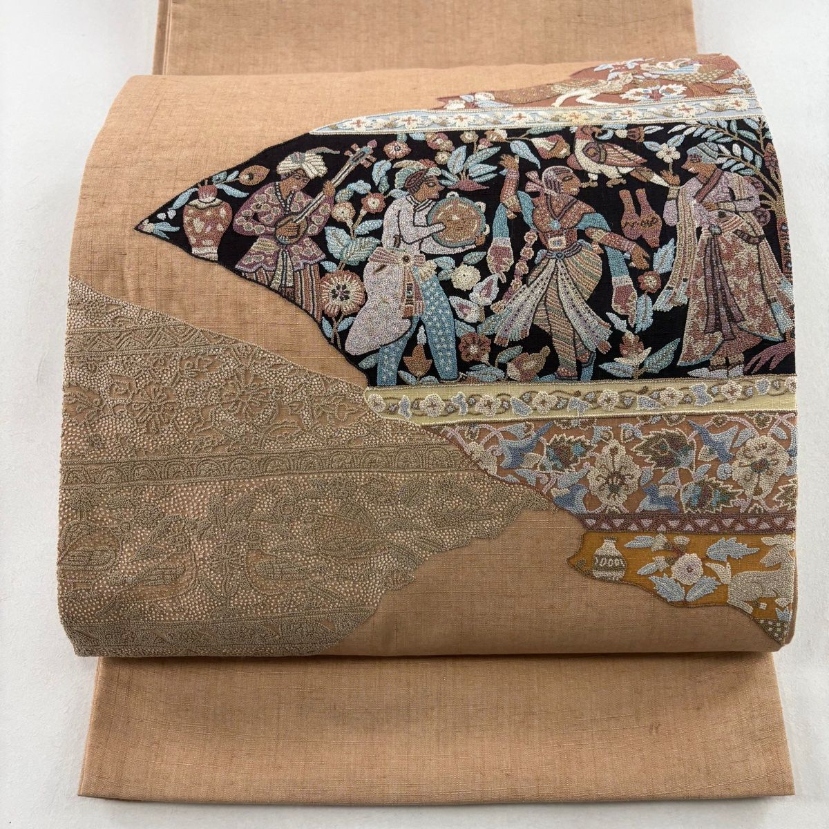 袋帯 名品 紬地 コプト柄 草花 相良刺繍 薄茶色 お太鼓柄 正絹