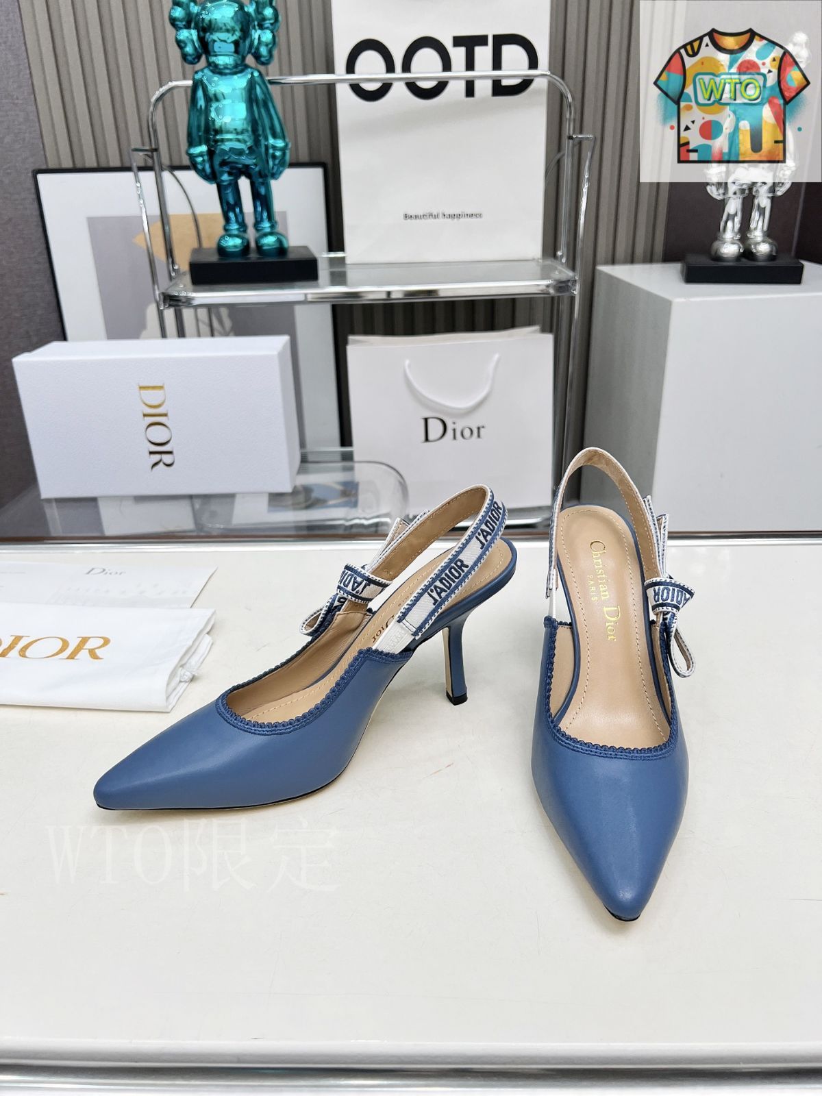 Dior 刺繍付き青サンダル 中ヒール Dior 刺繍付き青サンダル 中ヒール