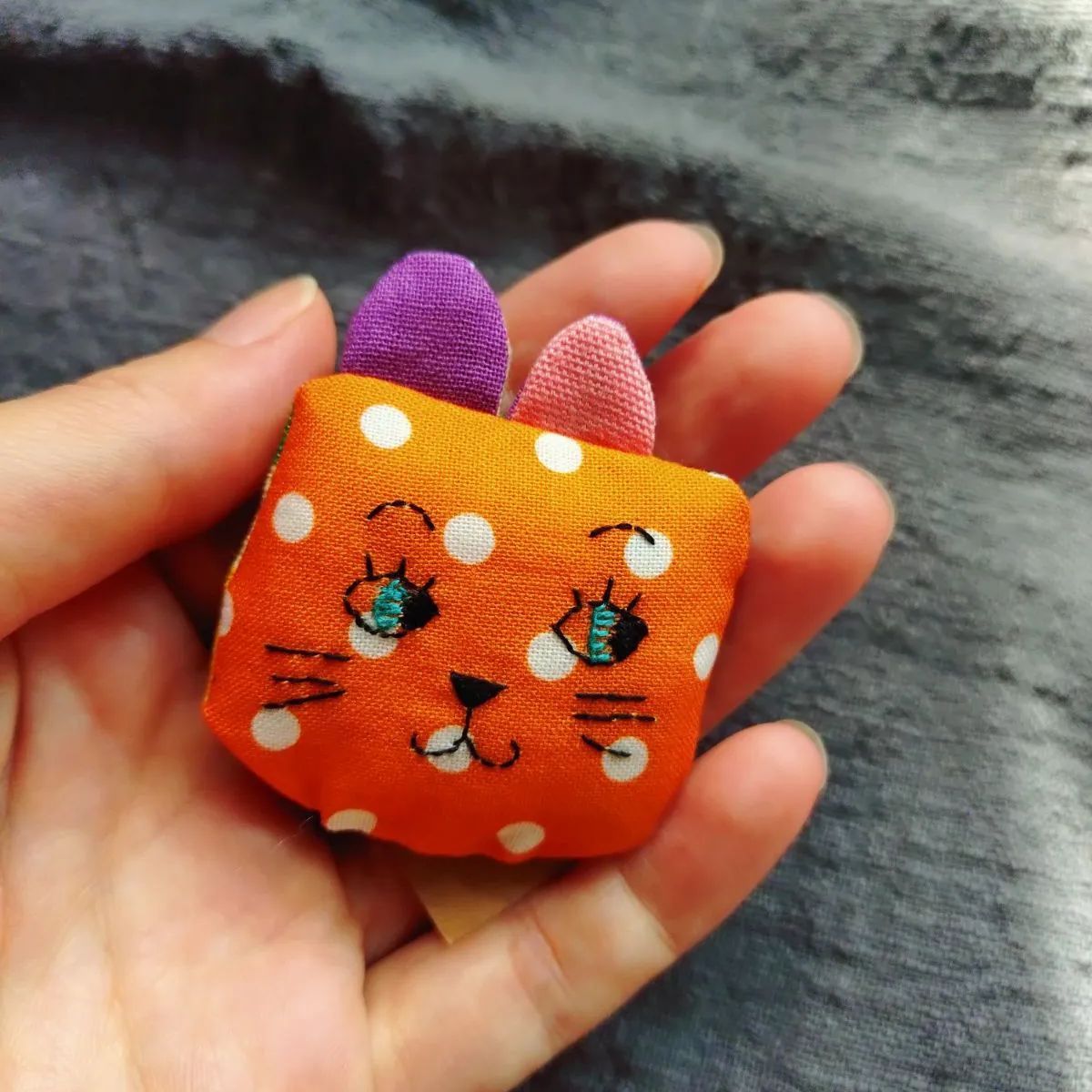 ねこちゃんブローチ - メルカリ