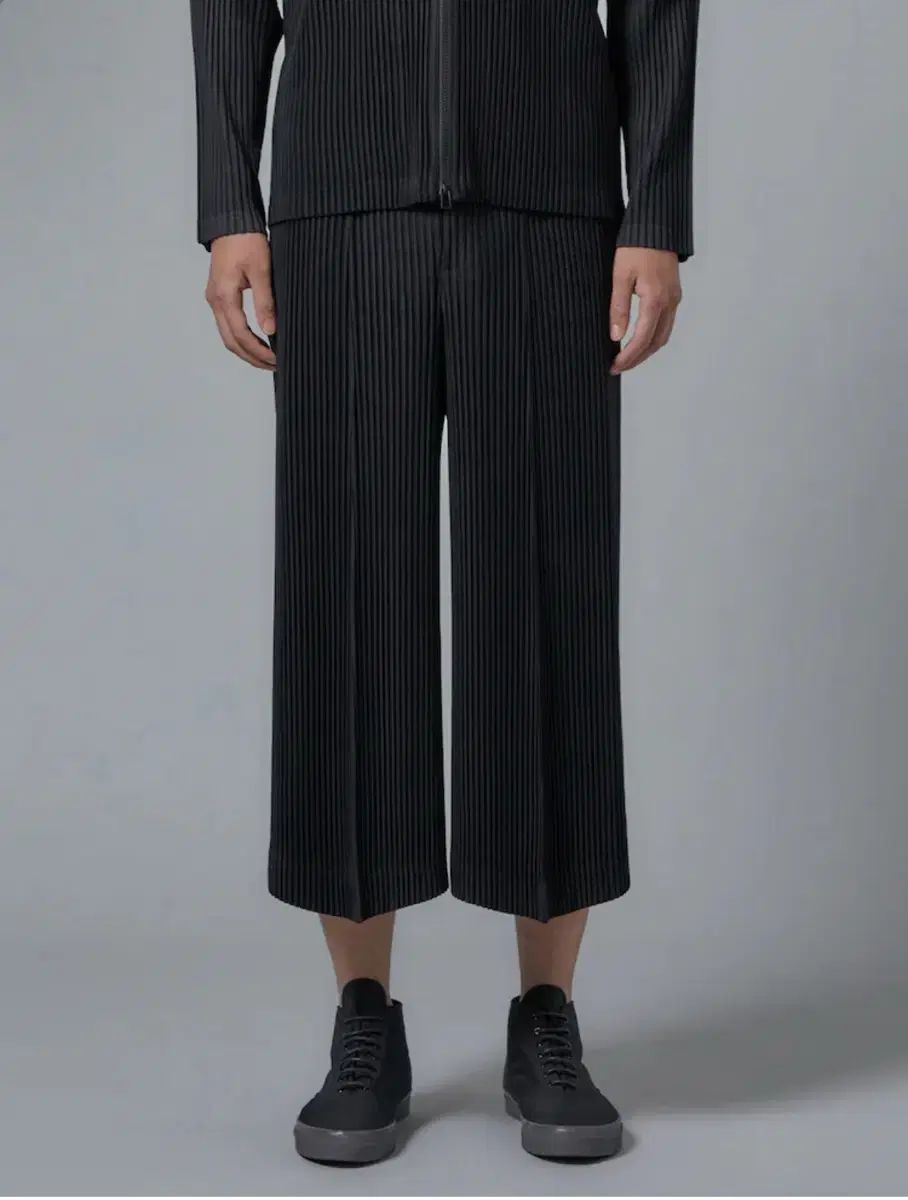 ５５％以上節約 2 HOMME PLISSÉ(オムプリッセ) 6 月 ワイド バックスリット パンツ