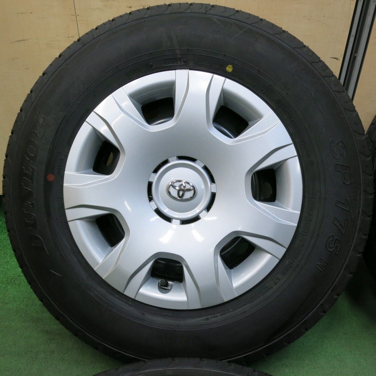 ハイエース　純正　新車外し　ダークプライムS 195/80R 15 2023年製 新車外し バリ溝 美品】トヨタ 200 ハイエース 純正